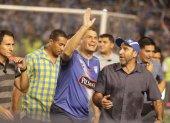 Rafael Correa, con la camiseta de Emelec, junto a Nassib Neme, presidente azul.