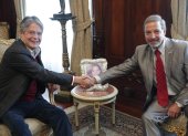 Fotografía cedida por la Embajada israelí que muestra al presidente de Ecuador, Guillermo Lasso, mientras recibe al embajador israelí, Zeev Harel, el 14 de julio de 2021, en el Palacio de Carondelet.