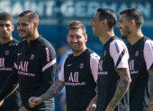 La complicidad que hubo este viernes en el primer entrenamiento abierto de Messi en el PSG reflejó su buena integración con su nuevo equipo, donde se le pudo ver riendo con Neymar y cercano al resto del colectivo, en el que está acompañado de compatriotas como Paredes o Di María.