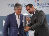 Guillermo Lasso (i), junto al presidente Ejecutivo de Claro Ecuador, Alfredo Escobar San Lucas, hoy, durante la conexión de un nuevo cable submarino que potenciará el desarrollo tecnológico de Ecuador, en Guayaquil.