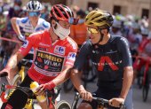Primoz Roglic (i), del Jumbo Visma y el ecuatoriano Richard Carapaz, del Ineos Grenadiers fueron homenajeados ayer por los organizadores de La Vuelta.