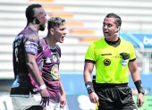 Marlon Vera (I) dirigió el Manta vs. Mushuc Runa y le tomó 10 minutos que se ejecute un penal.