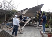 Un grupo de habitantes de Valdivia recogen los escombros del techo que se cayó en el museo del lugar.