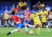 El centrocampista del Villarreal, Alfonso Pedraza, (segundo) intenta un disparo ante los defensas del Granada Germán Sánchez y Luis Milla