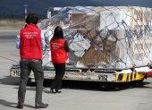 Fotografía de la llegada de un cargamento con más de 100.000 vacunas contra la Covid-19 donadas por España hoy, en el aeropuerto internacional Mariscal Sucre, en Quito.