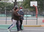 Deportes. Esta es la imagen diaria por las mañanas en los parques de Guayaquil. Grupos de amigos o deportistas practicando pero cubiertas de chompas y calentadores.