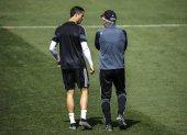 El turinés "Tuttosport", por otro lado, afirma que Cristiano está "cada vez más convencido" de quedarse en Turín este año para recalar en 2022 en el PSG junto a Messi.