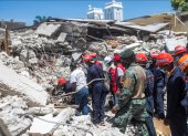 Personal realiza trabajos de remoción de escombros, búsqueda y rescate tras el terremoto registrado este sábado en Haití.