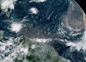 Fotografía satelital cedida este martes por la Oficina Nacional de Administración Oceánica y Atmosférica (NOAA) de EE.UU., a través del Centro Nacional de Huracanes (NHC)