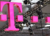 T-Mobile explicó que está investigando el acceso "no autorizado" a sus sistemas que fue divulgado este fin de semana por piratas informáticos en un foro de internet, y confirmó que los datos robados incluyen "información personal" pero no financiera.