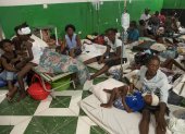 Pacientes y sus familiares permanecen hoy, en el hospital general de Les Cayes (Haití).