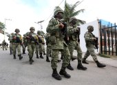 Miembros del ejército montan guardia antes de la llegada del huracán Grace en Punta Allen, estado de Quintana Roo (México)