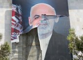 Un cartel con la imagen del expresidente afgano Ashraf Ghani este jueves en Kabul.