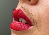 Una modelo británica viralizó el bigote en las mujeres.