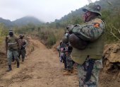 Vigilancia. Militares permanecen en la vía abierta en el cerro de Montecristi, en donde se colocará un radar.