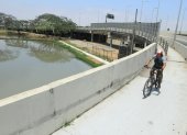 Los olores se perciben desde el puente que une a La Puntilla con Guayaquil.