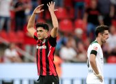 Nadiem Amiri celebrate el cuarto gol del Leverkusen por la segunda fecha de la Bundesliga.