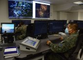 Control. Los miembros de la Fuerza Aerea Ecuatoriana (FAE) efectúan controles del espacio aéreo en los centros de monitoreo.