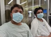 Con su primo Jeremías en el hospital.