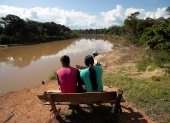 En junio de 2020, una pareja de indígenas del pueblo de Mayuruna cruiserinho, sentados en un banco a orillas del río Javari en Palmeiras do Javari, en la frontera con Perú. Brasil, la principal reserva hídrica del mundo, perdió más de tres millones de hectáreas en áreas cubiertas de agua dulce en 30 años.