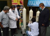 Médicos revisan y explican los cuidados y funcionamiento de los tanques de oxígeno