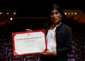 Johnajohn Campo posa con un diploma para Efe, el 20 de agosto de 2021 en Cali (Colombia). Johnajohn no se identifica como hombre o como mujer.