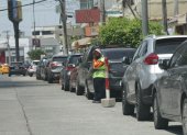 Los cuidadores de carros ponen palos, llantas y otros objetos para separar los espacios para el estacionamiento de personas que no habitan en la ciudadela Vernaza Norte.