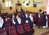 Los graduados expresan su alegría y satisfacción por el logro cumplido.