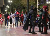 Hombres y mujeres disfrazados de superhéroes ponen un poco de color y diversión en la emblemática avenida de Guayaquil.