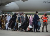Algunas de las 260 personas procedentes de Afganistán que han llegado este lunes en un avión a la base aérea de Torrejón de Ardoz.
