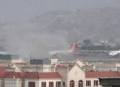 Humo de la explosión frente al aeropuerto internacional Hamid Karzai, en Kabul, Afganistán.