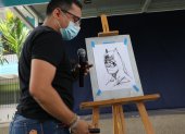 Francisco Pincay, caricaturista guayaquileño muestra uno de sus trabajos.