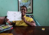 Rosa Tenorio muestra su diploma paralímpico, el mismo que lo recibió tras 9 años.