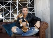 Roberto junto a su perra Mila, a la que considera su hija.

ENTREVISTA CON EL ACTOR ECUATORIANO ROBERTO MANRIQUE. Angelo Chamba. (ag-extra ag-expreso ag-quito)