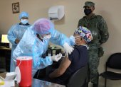 Referencial. Personal de las Fuerzas Armadas brindan seguridad en los centros de inoculación en el país.