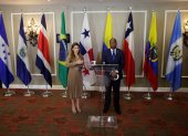 La ministra panameña de Relaciones Exteriores, Erika Mouynés (i), y el procurador general de dicho país, Javier E. Caraballo, participan hoy en una cumbre de fiscales de la región, en Ciudad de Panamá (Panamá). EFE/ Bienvenido Velasco