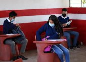 Estudiantes de la Unidad Educativa Agropecuaria Eduardo Salazar Gómez regresan a clases presenciales, a las afueras de Quito (Ecuador).
