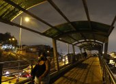La mayoría de los puentes peatonales ubicados a lo largo de la Perimetral han sufrido el robo de techos y luminarias.