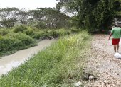 La zanja que divide a las ciudadelas Guayacanes y Samanes es un botadero de desechos que emana malos olores y se ha convertido en un sitio donde se producen accidentes de tránsito.