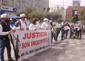 Protesta. Familiares y compañeros de los militares procesados por posible asesinato hicieron un plantón afuera del Complejo Judicial.