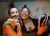Fotografía cedida por Elissa Salas donde aparece la cantante española Rosalía (i) y la dominicana Tokischa durante la filmación del vídeo del tema "Linda".