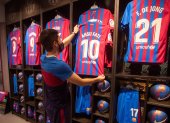 Un empleado de la Barça Store Camp Nou coloca la nueva camiseta del delantero del Barcelona, Ansu Fati, que se convierte en el heredero del dorsal 10 de Leo Messi