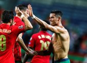 Cristiano Ronaldo (derecha) celebra el gol que marcó para convertirse en el máximo goleador histórico a escala de selecciones.