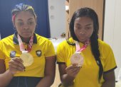 Galardones. Poleth Mendes (i) y Anaís Méndez, medallistas paralímpicas ecuatorianas, muestran sus preseas ganadas en Tokio.