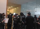 Operativo. Un importante número de policías ingresó ayer a la Asamblea para participar de este allanamiento.