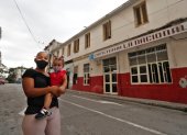 Una madre con su hija en brazos posa para Efe en una calle hoy, en La Habana (Cuba). EFE/ Yander Zamora