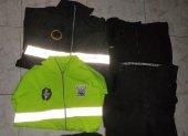 Esta vestimenta parecida al uniforme que utiliza la Policía Nacional encontraron en una casa que fue allanada durante el operativo.