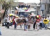 Familiares y amigos de los deportistas paralímpicos acompañaron la caravana triunfal en Quito.