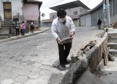 Trabajos. Los vecinos de la zona tratan de proteger y reforzar sus viviendas ante la inminente destrucción.