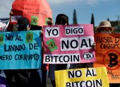 Ciudadanos protestan hoy en contra del uso del bitcóin como forma de pago, en San Salvador.